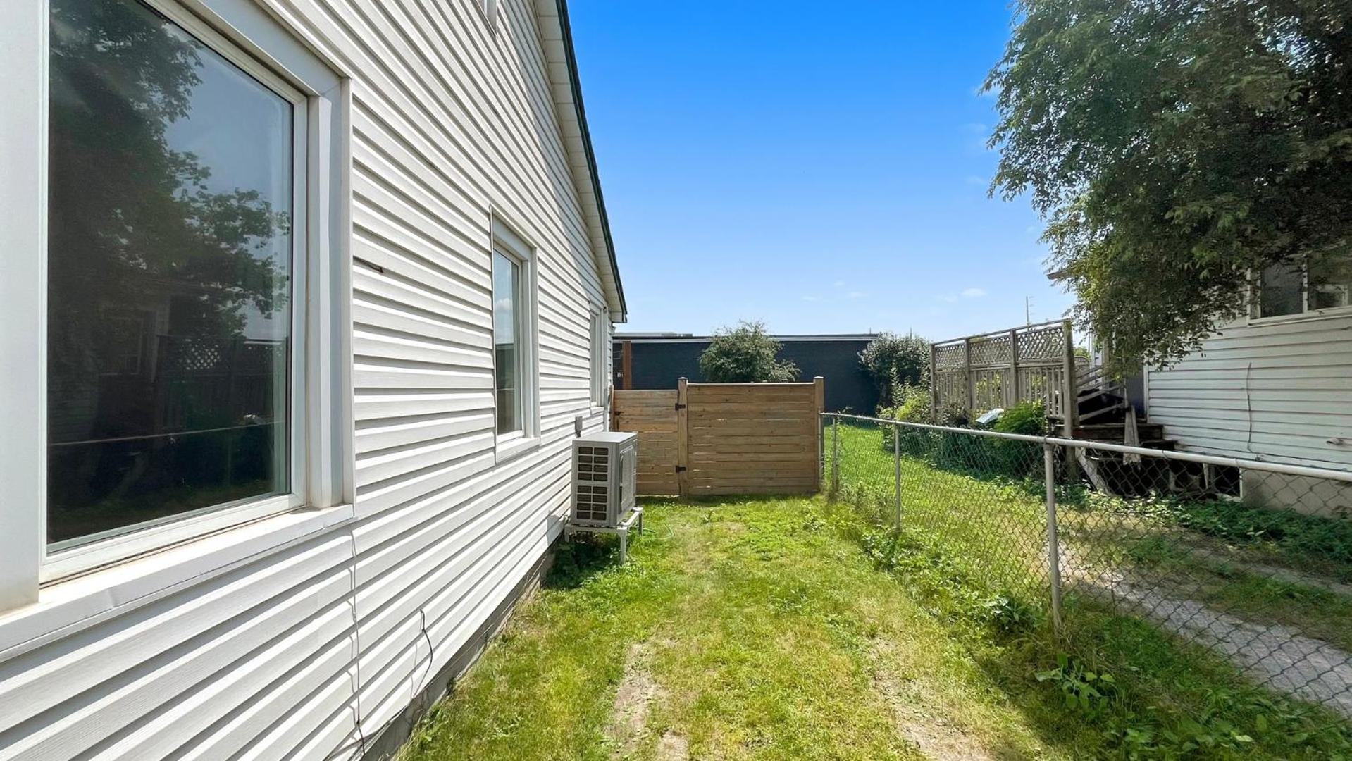 Cozy 2Br House Near Centre With Patio, Bbq, Backyard, And Netflix Apartment Peterborough Exterior foto